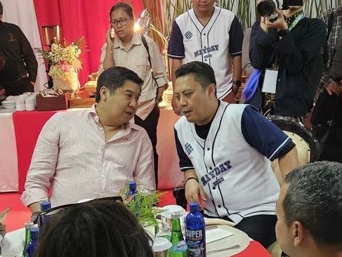 Menteri Perumahan dan Kawasan Permukiman (PKP) Maruarar Sirait (Kiri) dan Wakil Ketua Komisi V DPR RI Andi Iwan Darmawan Aras (kanan) di acara peringatan Hari Buru Internasional (May Day) 2025 di Universitas Pertamina Jakarta, Kamis, 1 Mei 2025. (Foto: Ist).